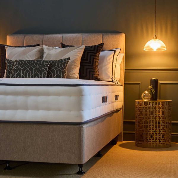 LR Signature Hotel Collection WOOLSLEEPER semi dressed border detail shot Grace HB Calssic base in Panaz Marna Hessian