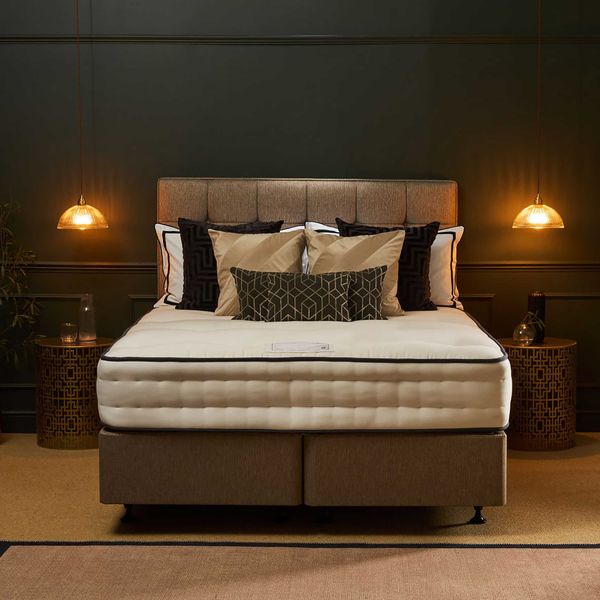 LR Signature Hotel Collection WOOLSLEEPER semi dressed straight on Grace HB Calssic base in Panaz Marna Hessian landscape